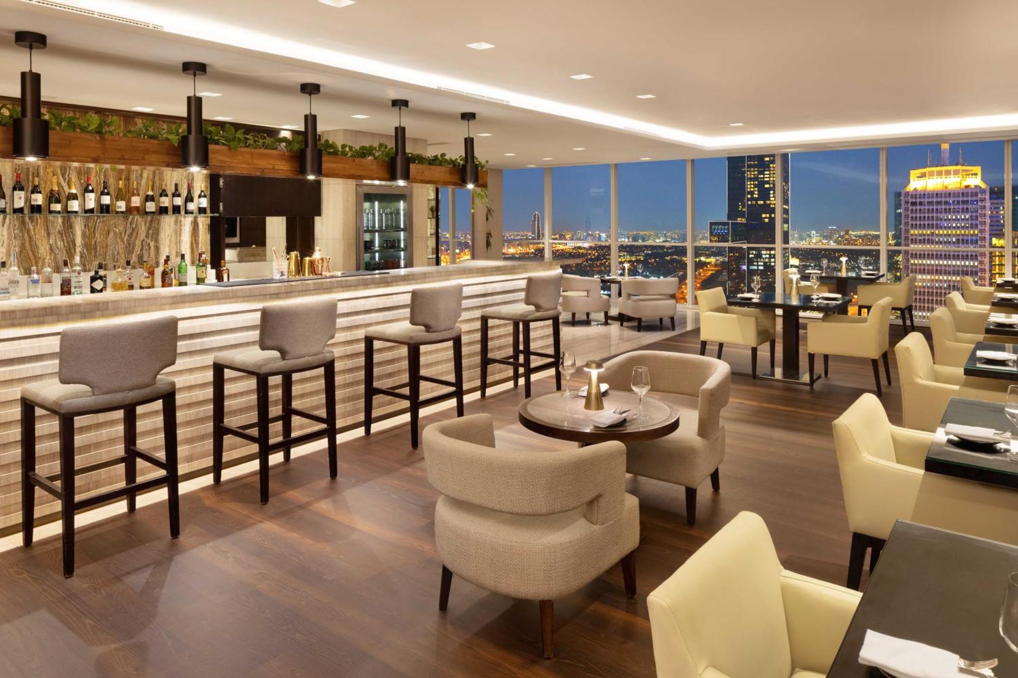 Executive Suite met 1 Kingsize Bed, Uitzicht op de Skyline en Toegang tot de Club Lounge