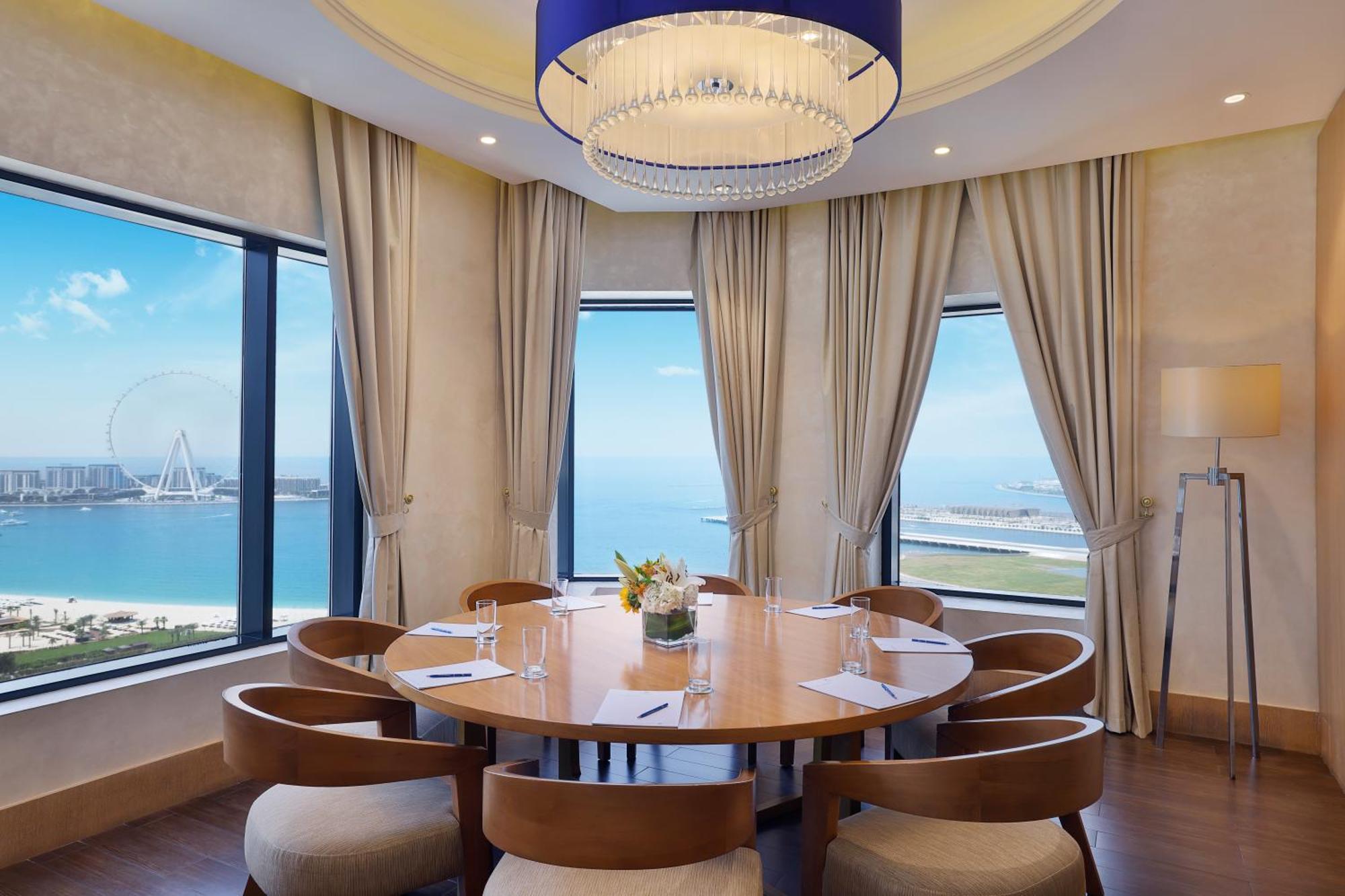 Club Kamer aan zee met 2 eenpersoonsbedden, evenals gratis toegang tot de executive lounge, afternoon tea en happy hour