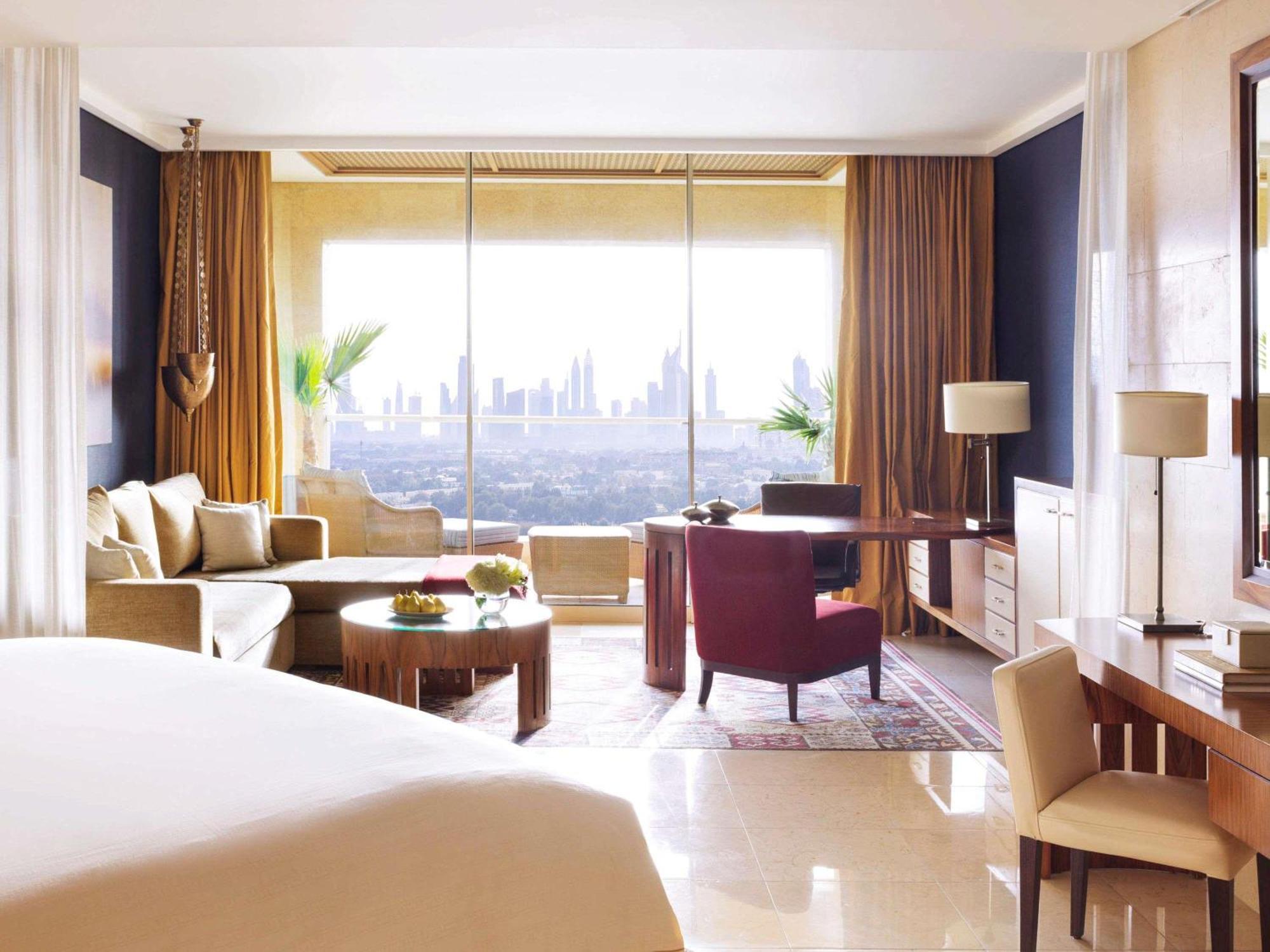 Raffles Club Room Terrace Skyline View & Club Lounge Access including Daily Evening Drinks & Canapes,1729996268:JPEG